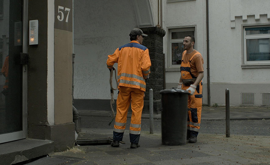 Hannah Hummel - If he looks like a dustman, and he walks like a dustman, he is probably a dustman ? Hannah Hummel - If he looks like a dustman, and he walks like a dustman, he is probably a dustman ?